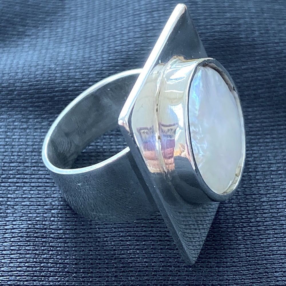S.Silver ring with Mother of Pearl.